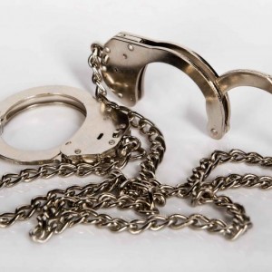 Kajdanki z długim łańcuchem